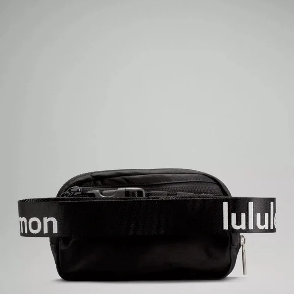 LAST ONES!! 🆕 NWT EXTENDED STRAP lululemon everywhere belt bag - black/white - Picture 13 of 15